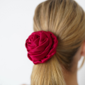 Giove jedwabna gumka do włosów z różą - czerwona