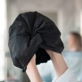 GLOV Hair Treatment Bonnet Black - czepek do włosów pod prysznic z satynową warstwą6.jpg