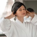 GLOV Hair Treatment Bonnet Black - czepek do włosów pod prysznic z satynową warstwą5.jpg