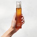 Morrocanoil Night Body Serum do ciała na noc trzymany w ręku na białym tle