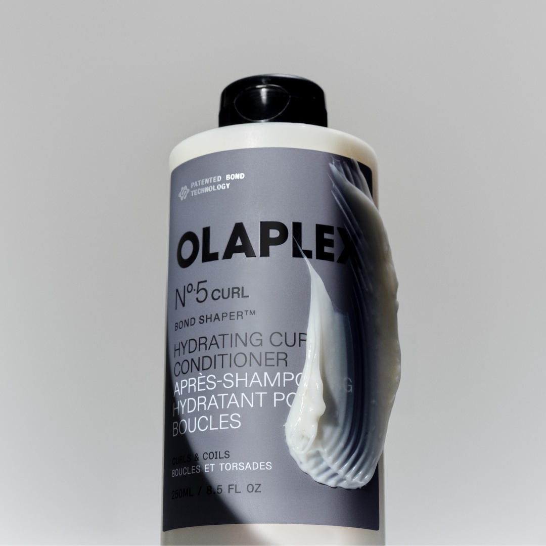 Olaplex No.5 CURL Conditioner - odzywka Olaplex do włośów kręconych na szarym tle