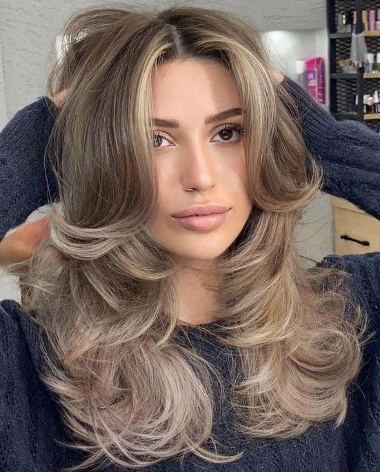 Kobieta w blond włosach i fryzurze butterfly