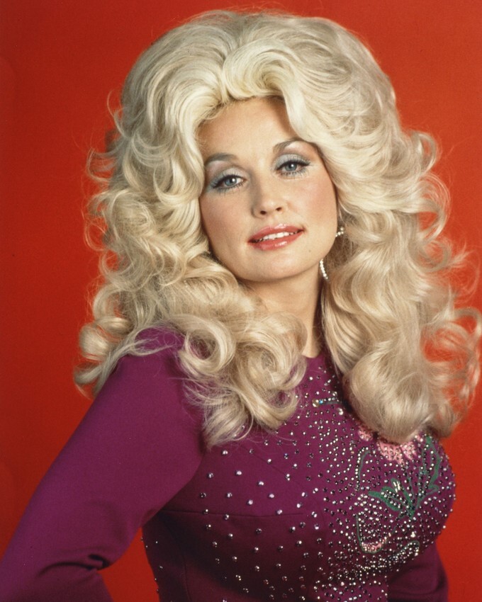 Dolly Parton w blond włosach pełnych objętości i tekstury