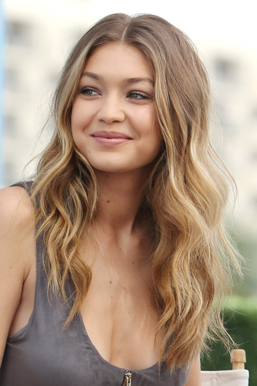 Modelka Gigi Hadid w długich teksturyzowanych falach i szarej bluzsce